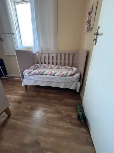 Berço e cômoda para meninas
