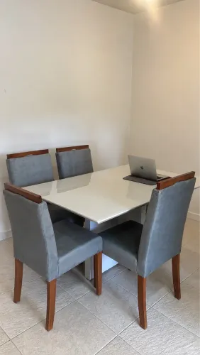 Mesa com tampo de vidro