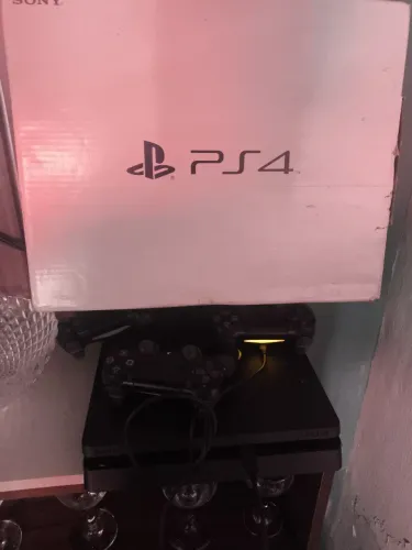 PS4 3 controles 4 jogos 9 jogos na memória 1000GB na caixa 
