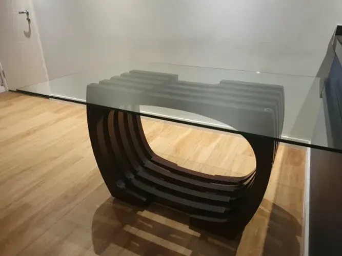 Mesa de jantar vidro e madeira sem cadeiras