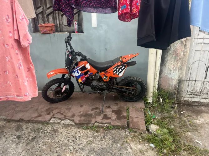 Vendo mini intermediária pra criança 7 há 12 anos moto