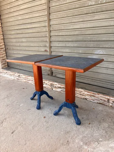 mesa de madeira com pé de ferro fundido