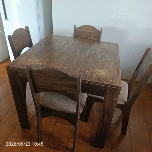 Mesa madeira com 4 cadeiras