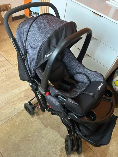 Carrinho com bebê conforto Cosco