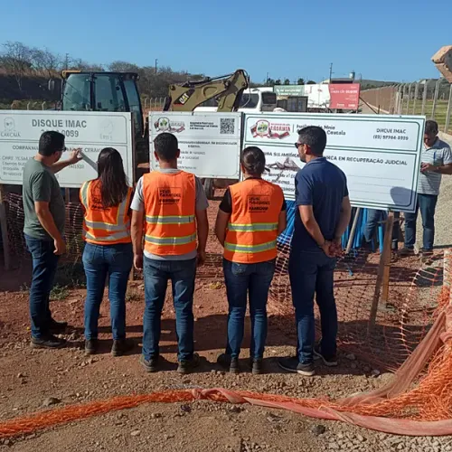 Placa para sinalizar canteiro de obras