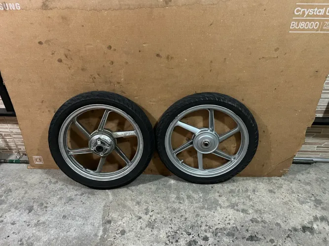 VENDO ARO DE LIGA LEVE COM PNEUS 