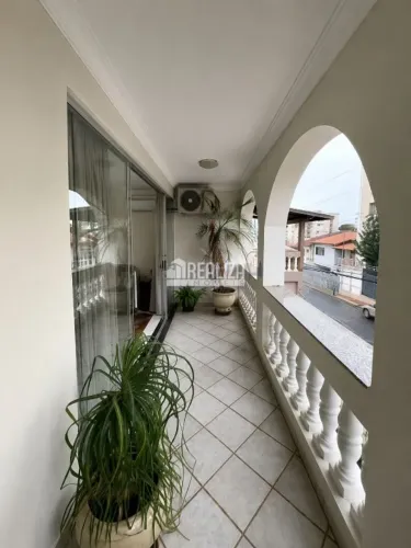 Casa com 3 Quarto(s) e 4 banheiro(s) para Alugar, 207 m² por R$ 3830 / Mês