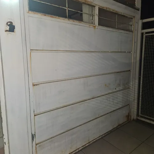 Portão de garagem com contra- peso