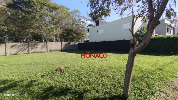 Ótimo terreno no cond. Alphaville2, muito plano e há aproximadamente uns 120mts da portari
