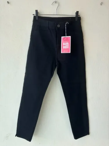 Calça preta, slim, tamanho 44, da marca Sawary.