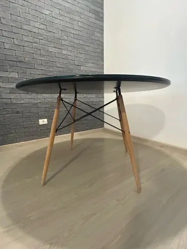 Mesa Redonda Eames 4 Lugares (120 cm) Tampo Preto + Tampo de Vidro Proteção