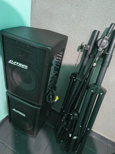 Par de caixas de som ativa e passiva da marca Datrel, com suportes e pedestal Mic. 