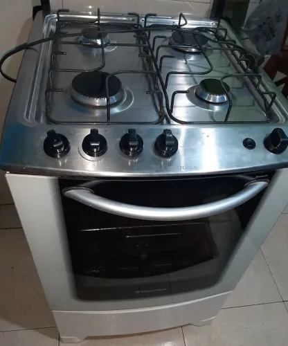 fogão Electrolux acendimento automático.todas as bocas e forno funcionando. 