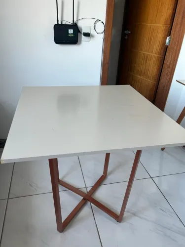 Mesa em mdf com base de ferro