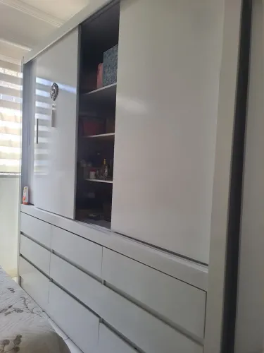 Vendo armário branco, 2m de largura. 3 portas de correr e 6 gavetas.