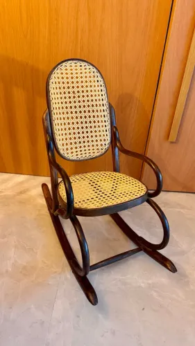 cadeira de balanço infantil estilo Thonet