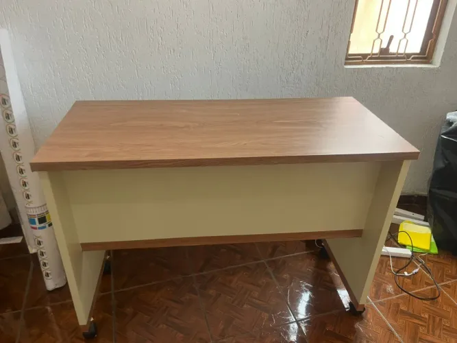 Mesa de escritório com rodinhas