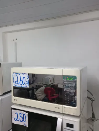 Microondas LG branco espelhado com grill 