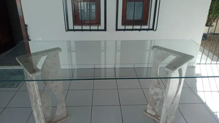 MESA - base mármore e tampo de vidro - Dimensões: 1.60 x 70
