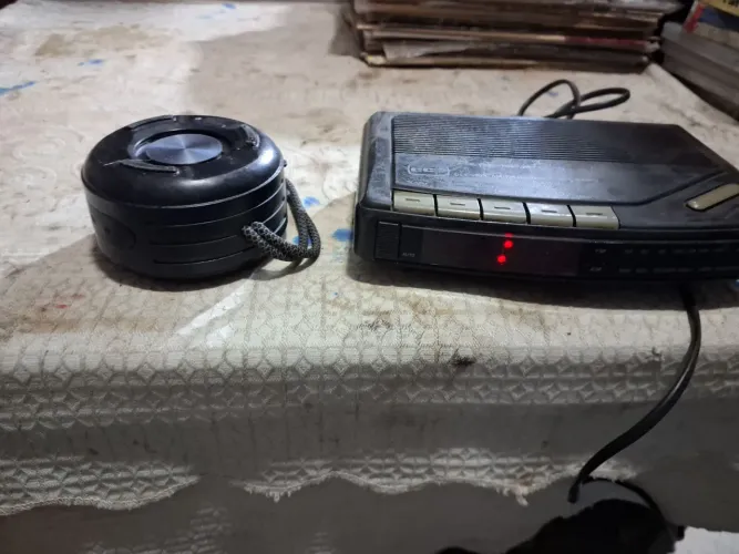 radio relogio e 1 Bluetooth..serve para consertar ou retirada de peças