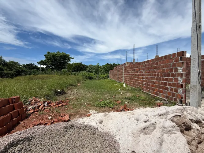 Terreno no centrinho da praia de Ponta de Pedras 