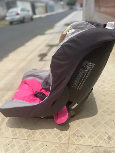  Cadeirinha pra usar no carro ( criança)