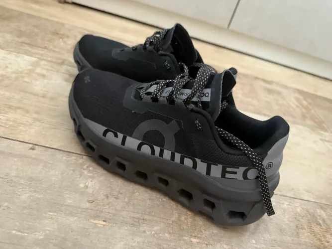 Tênis on cloudmonster lumos preto 37 feminino