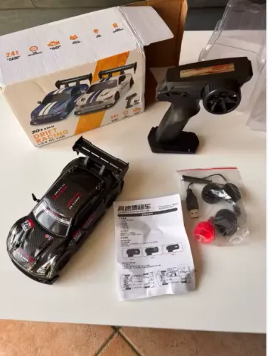 Carro de Controle Remoto 4WD Alta Velocidade + LED