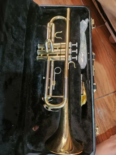 Trompete Sib Stanford STR 510L - Com estojo, flanela e óleo lubrificante 