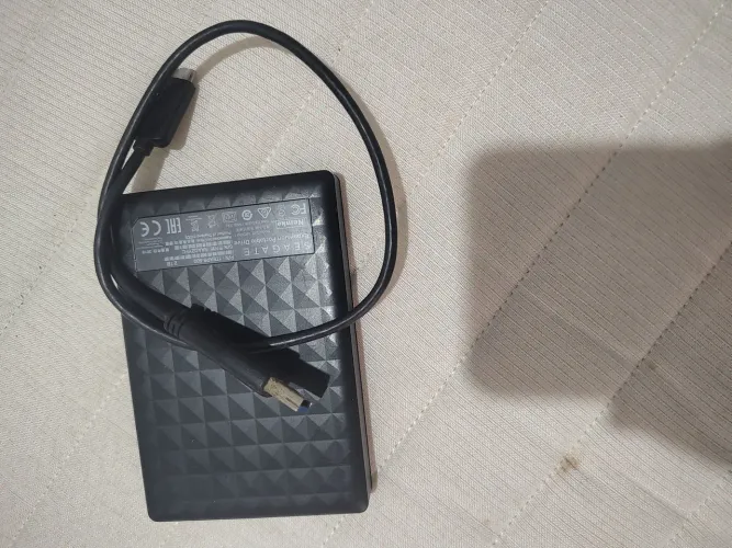 Vendo esse SSD externo usado 600GB/+cabo usb