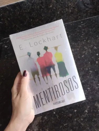 Livro "Mentirosos" lacrado