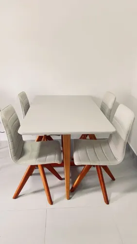 Mesa de Jantar Laqueada + 4 Cadeiras Giratórias em Veludo ?