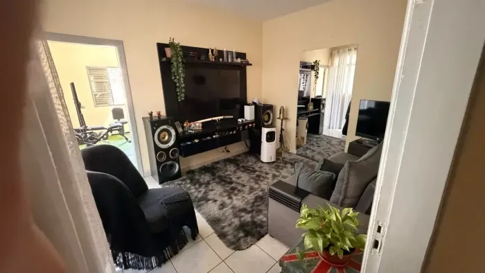 Casa para venda possui 240 metros quadrados com 4 quartos