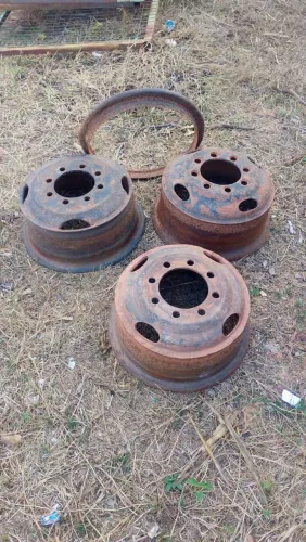 3 rodas da F 4.000 valor 500 reais cada roda usado Bom