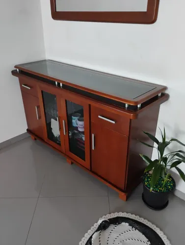 Mesa de mogno e tampo de vidro com 6 cadeiras estofadas, um bufe em mogno de 1,60 MTS de l
