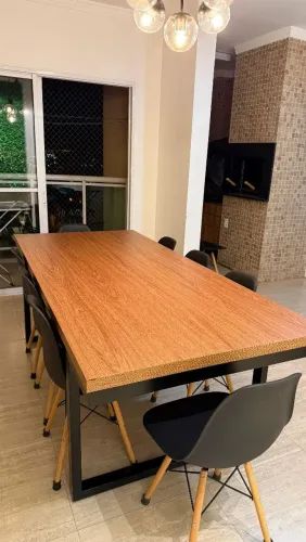 Mesa de madeira nobre com 8 cadeiras