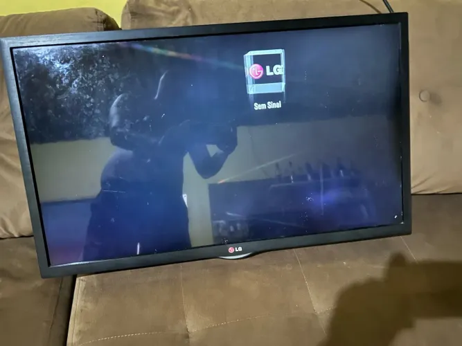 Vendo Televisão Lg de 32 polegadas. Não e Smart