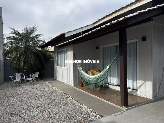 Casa á venda mobiliada com 4 dormitórios localizada em Balneário Piçarras - Santa Catarina
