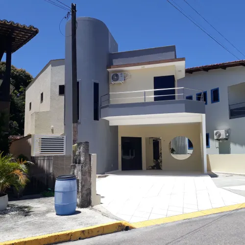 Aluga-se casa em condomínio, 3 quartos. "Direto com o proprietário".