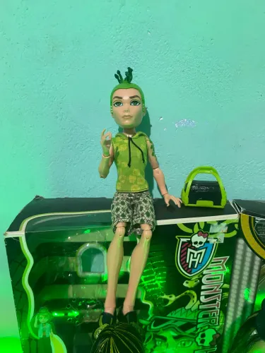 Boneco Deuce Gorgon ghouls alive com roupa do Scaris