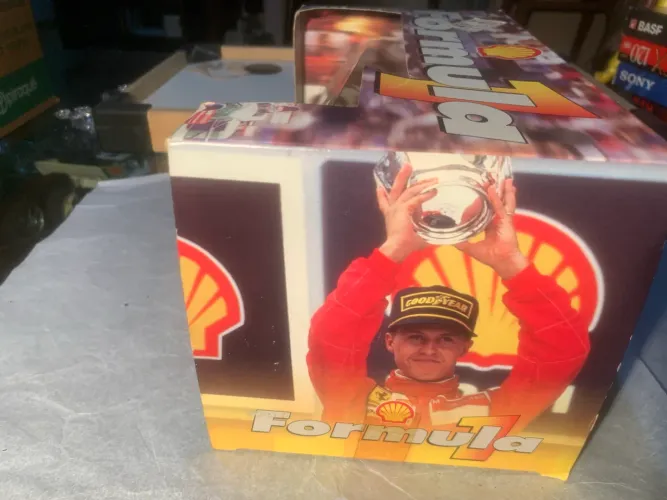 miniatura é um modelo da Ferrari F310 da Maisto, em escala 1:20.