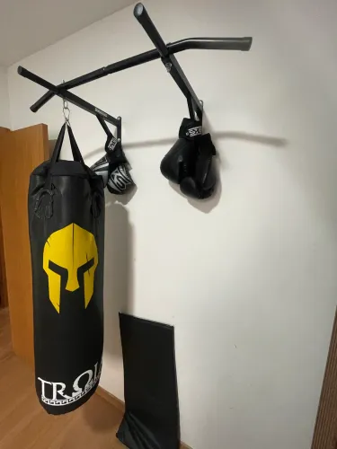 Barra fixa, saco de pancadas 2 pares de luva de boxe e 1 colchonete 