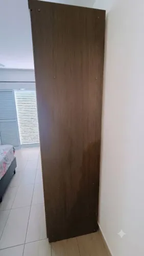 Guarda Roupas espaçoso em ótimo estado! 