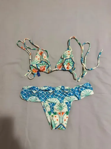 biquini azul branco e laranja