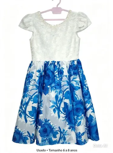 Vendo os 4 Vestidos por $200$ usados em ótimo estado, veste de 6 a 8 anos.
