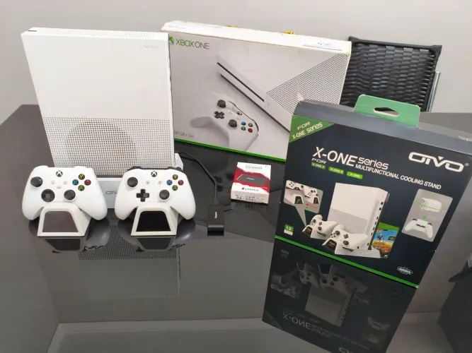 XBOX ONE S 500GB + SSD EXTERNO 1TB + SUPORTE COM COOLER OIVO
