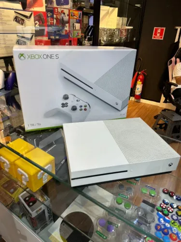 VENDO OU TROCO XBOX ONE S CAIXA E CABEAMENTO COMPLETO