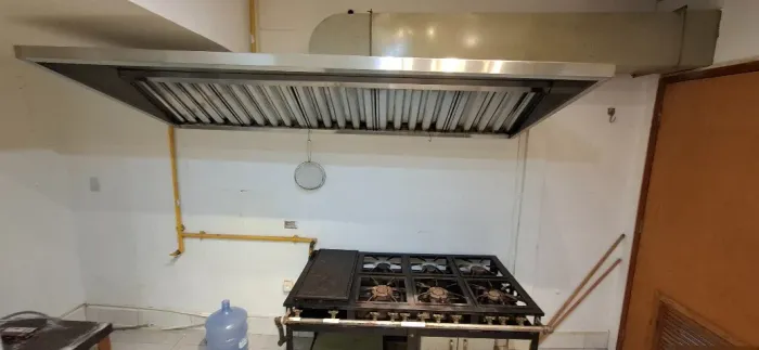 Coifa Industrial para cozinha com motor de exaustão
