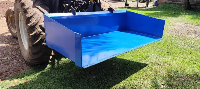 Plataforma/raspo traseiro para trator