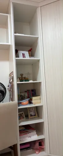 Móvel com prateleira